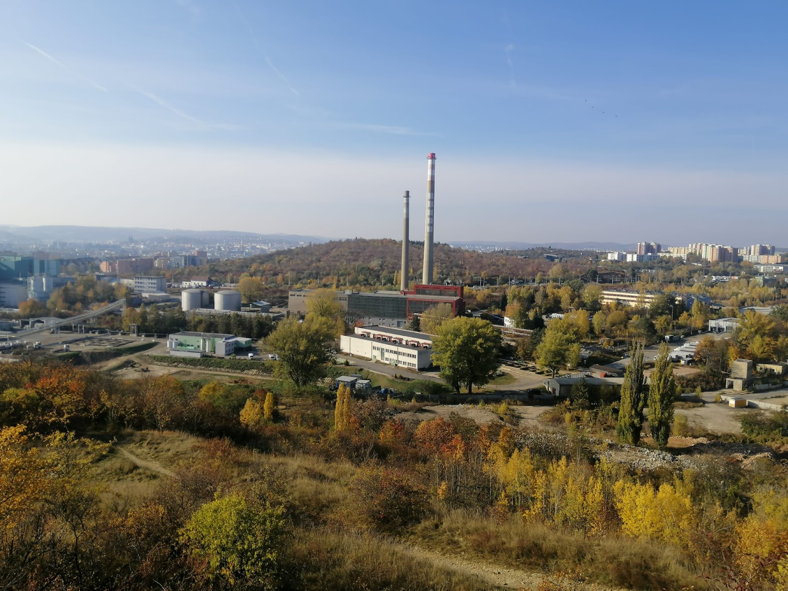 Komíny elektrárny dominující podzimní krajině Brna