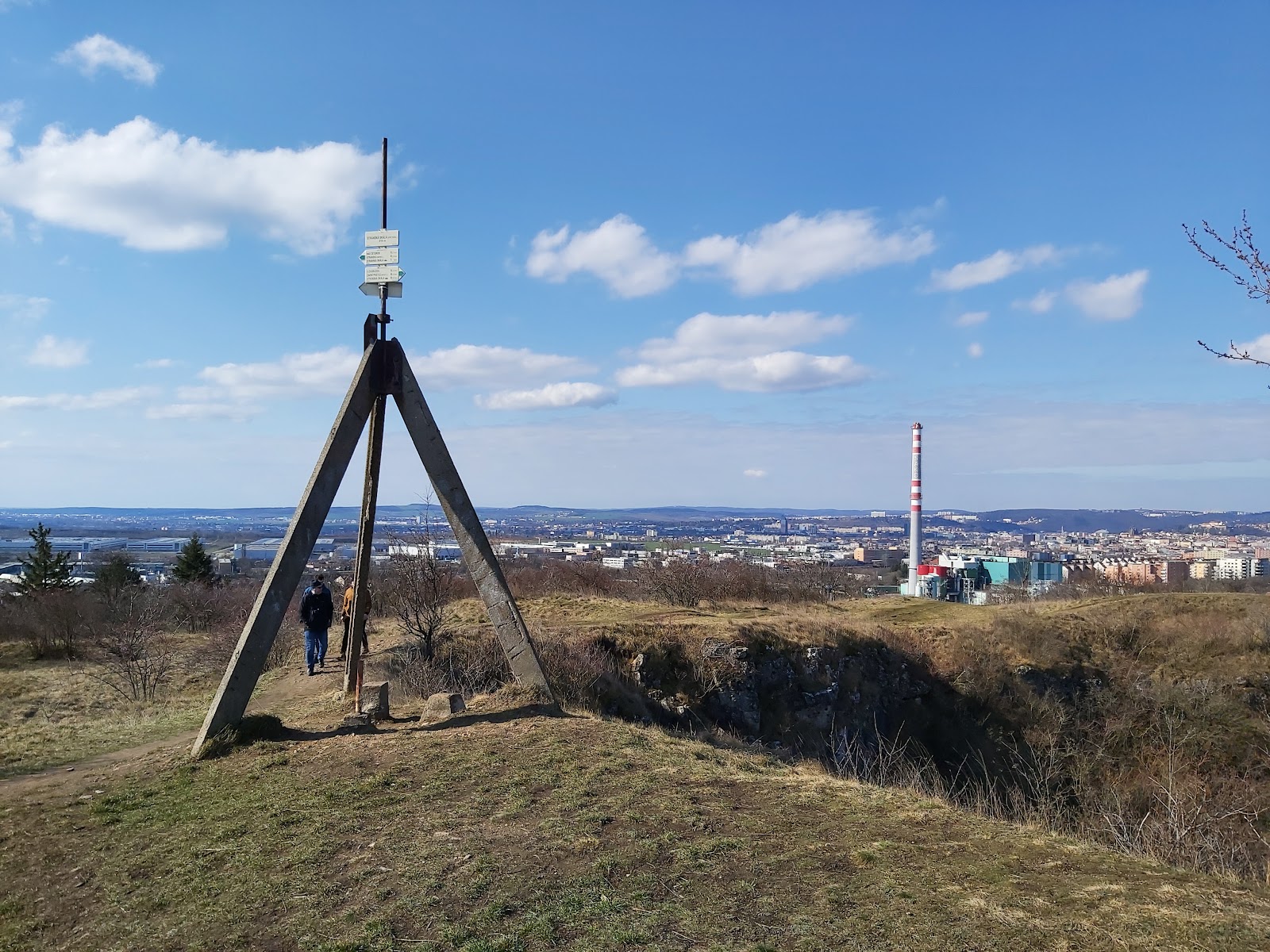 Geodetický bod s panoramatickým výhledem na město Brno.