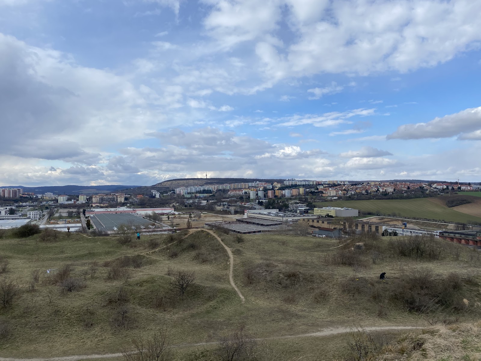 Panoramatický výhled na město z travnatých kopců